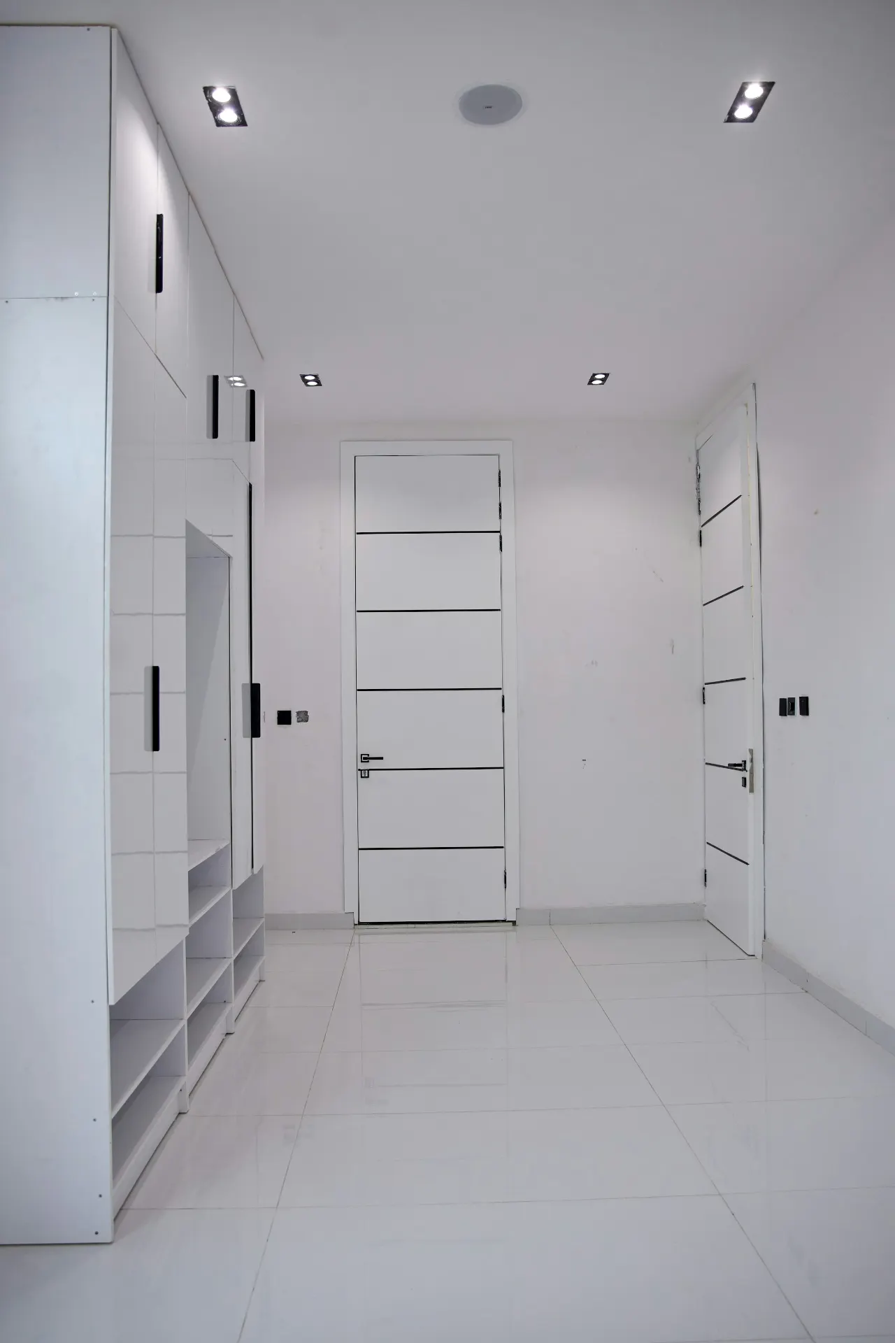 Светлый коридор с белыми дверями